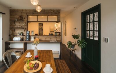 緑に囲まれたカフェ風キッチンの家