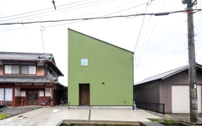 片流れ屋根×グリーンの塗り壁の家